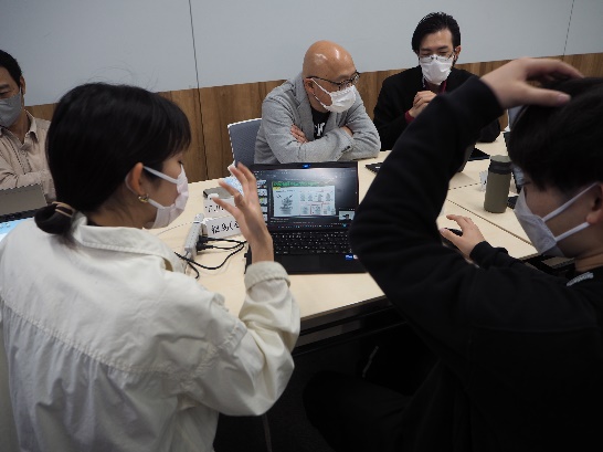 チームメンバー同士、企画部と販売部が意見交換しながら 資料に磨きをかける