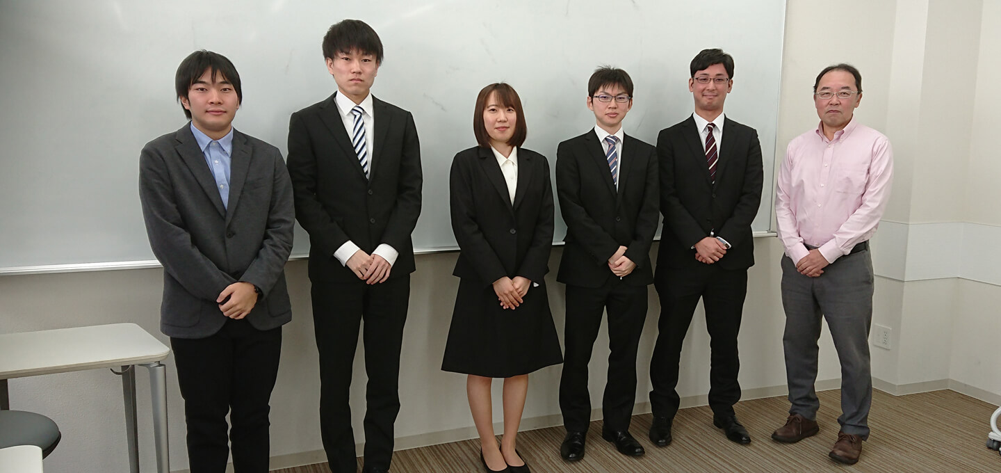 新入社員の皆様と秋山様(右側)