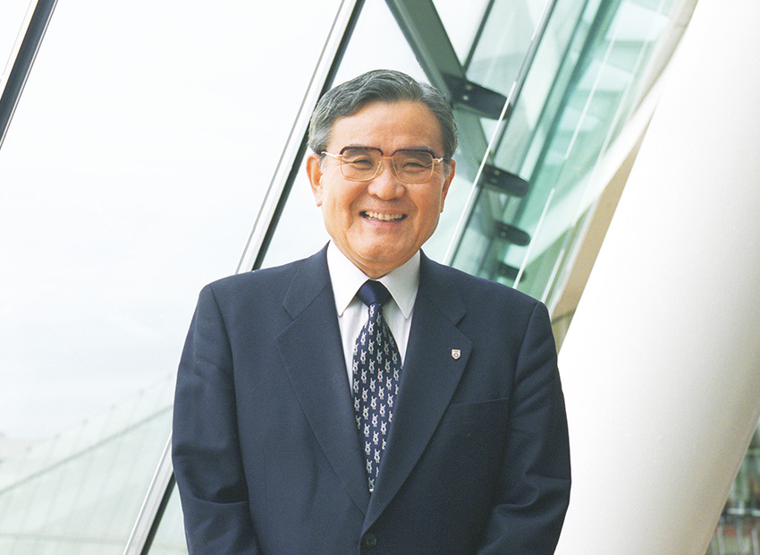 神田外語大学 酒井邦弥