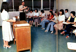 昭和50年代初頭の神田外語学院における授業風景。ネイティブ教員を積極的に採用し、学生が生きた英語を学べる環境を整えた。（写真：「若者の“波長”をつかめ」『季刊中央公論経営問題秋季号』、中央公論社、昭和53年9月号より）