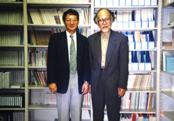 異文化コミュニケーション研究所の初代所長として神田外語大学の設立に尽力した古田暁（写真右）。多岐にわたる研究所の活動を企画や実務の面から支えた副所長の久米昭元（同左）。