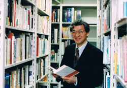 異文化コミュニケーション研究所では、副所長の久米昭元（写真）が中心となって専門の図書室を設け、他大学の教員や研究者にも情報提供を行った。